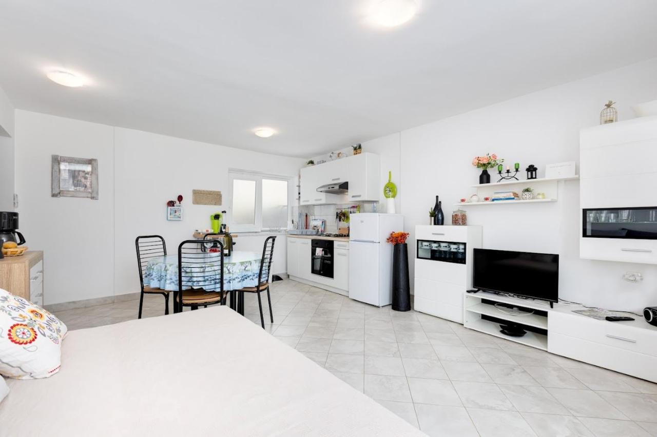 Apartment Oleander Malinska Buitenkant foto
